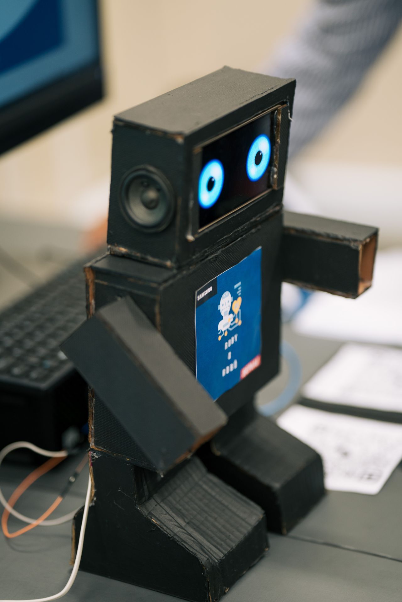 Robô Ruby IA - Recepção inteligente com voz e reconhecimento facial